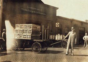 Mænd foran et Wells Fargo und Co Express-depot med kasser og mælkedåser, Springfield, Missouri, 1916 af Lewis Wickes Hine