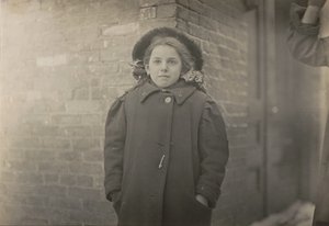Mery Horn, en pukkelrygget tilstand forværret af den tunge ladning af papirer, hun bar..., marts 1909. af Lewis Wickes Hine