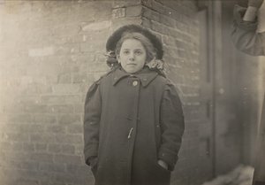 Mery Horn, en pukkeltilstand forværret af den tunge byrde af papirer, hun bar. Hartford, Connecticut, marts 1909 af Lewis Wickes Hine