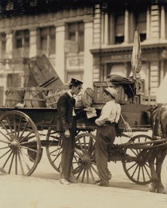 Messenger-drenge i samtale på Union Square, New York af Lewis Wickes Hine