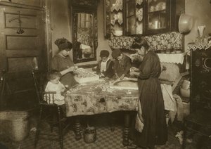 Fru Mette og hendes børn (Josephine 13, Nicholas 6 og Johnnie 8 tjener tilsammen kun 40-50 cents om dagen) laver blomster i en beskidt New York-lejelejlighed, 1911 af Lewis Wickes Hine