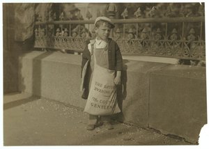 Newsboy Freddie Kafer, 5 eller 6 år gammel, sælger Saturday Evening Posts ved indgangen til State Capitol, Sacramento, Californien, 1915 af Lewis Wickes Hine