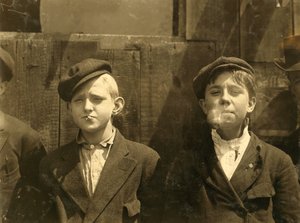 Newsboys holder en cigaretpause, St. Louis, Missouri. 1910 af Lewis Wickes Hine