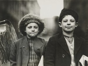 Newsies, Newark, New Jersey, december 1909 (gelatinesølvtryk) af Lewis Wickes Hine