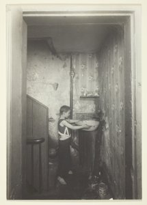 En vandhane til en etage. Gammeldags lejebolig i New York af Lewis Wickes Hine