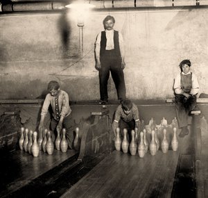 Pinboys i en bowlingbane i metroen, 65 South Street, Brooklyn. New York. 1910 af Lewis Wickes Hine