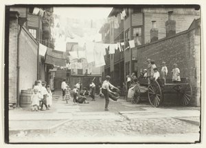 Legeplads i en mølleby (Playground in a Tenement Alley), Boston af Lewis Wickes Hine