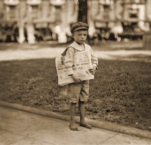 Portræt af en avis-sælger, ca. 1910 af Lewis Wickes Hine