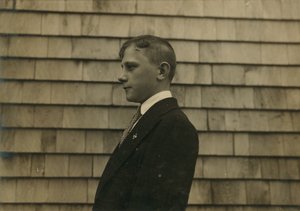 Bosætterdreng, fejemand og rengøringsmand i sit søndagstøj, Fall River, Massachusetts af Lewis Wickes Hine