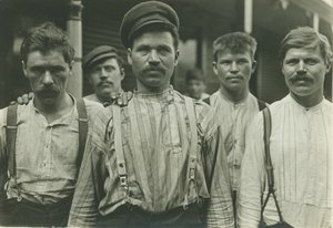 Stålarbejdere ved Russian Boarding House, Homestead, Pennsylvania, 1907-8 (gelatinesølvtryk) af Lewis Wickes Hine