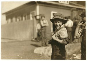 Ti år gamle Charlie Foster, ude af stand til at læse, med et fast job hos Merrimack Mills, Huntsville, Alabama, 1913 af Lewis Wickes Hine