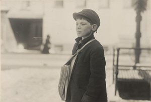 Tony Casale, «Bologna», 11 år gammel, har solgt aviser i 4 år, Hartford, Connecticut, marts 1909 af Lewis Wickes Hine
