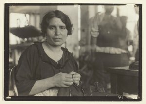 Kvindelig beklædningsarbejder af Lewis Wickes Hine
