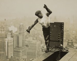 Arbejder giver højt signal til mandskabet på boretårnet af Lewis Wickes Hine