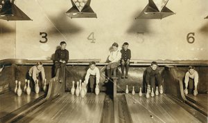Unge drenge sætter bowlingpinde op på Arcade Bowling Alley Late at Night, Trenton, New Jersey, USA, ca. 1909 af Lewis Wickes Hine