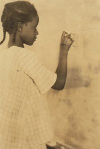Ung pige, der skriver på tavle i klasseværelset, Pleasant Green School, Marlinton, Pocahontas County, West Virginia, USA ca. 1921 (sepia-billede) af Lewis Wickes Hine
