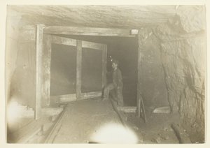 Ung pelsjægerdreng i kulmine i West Virginia) af Lewis Wickes Hine