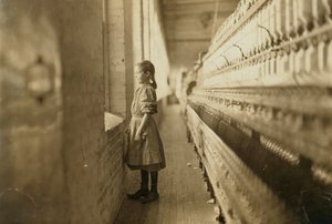 Ung pige, der arbejder i en mølle, Lincolnton, North Carolina, USA, ca. 1908 (s/h-foto) af Lewis Wickes Hine