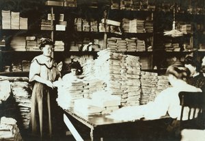 Unge kvinder sorterer papirer i et lagerrum, ca. 1905 af Lewis Wickes Hine