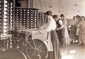 Unge kvinder, der arbejder ved en spindemaskine i en bomuldsmølle, South Carolina, 1908