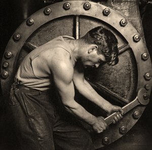 nærbillede af en kraftværksmekaniker, der arbejder på damppumpe ca. 1920 (foto) af Lewis Wickes Hine