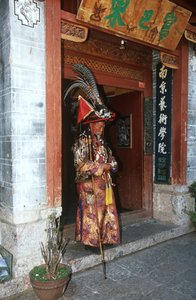 Kina, Yunnan, l i sauce, fuld i traditionelt NA Xi-kostume af Unbekannt Unbekannt