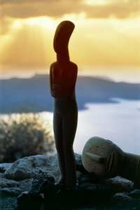 Kykladisk idol på baggrund af kysten, Kykladerne, Grækenland, kykladisk civilisation (foto) af Unbekannt Unbekannt