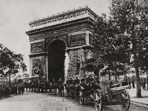 Tyske tropper paraderer ned ad Place de l