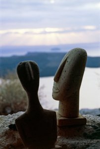 Hoveder af kykladiske idoler på baggrund af kysten, Kykladerne, Grækenland, kykladisk civilisation (foto) af Unbekannt Unbekannt