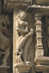 Relief, der viser en Surasundari (himmelsk skønhed), Parshvanatha tempel, Khajuraho gruppe af monumenter (UNESCOs verdensarvsliste af Unbekannt Unbekannt