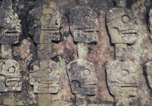 Relief af menneskelige kranier, detaljer af Tzompantli eller kraniemuren, det arkæologiske sted Chichen Itza (UNESCOs verdensarvssted af Unbekannt Unbekannt