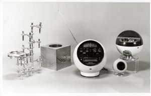 Retro bord, papirkurv og musikafspillere (s/h foto) af Unbekannt Unbekannt