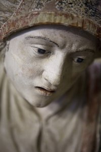 Hellig kvinde med hætte (malet sten) af Ligier Richier