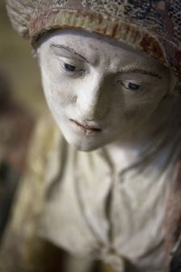 Hellig kvinde med hætte (malet sten) af Ligier Richier