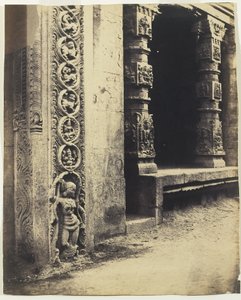 Madura: Pillars in the Recessed Portico i Royal Gopurum med bunden af en af de fire skulpturelle monolitter
