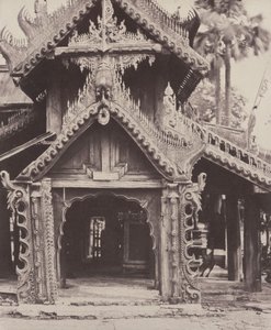 Pugahm Myo: Udskåret døråbning i gården til Shwe Zeegong Pagoda af Linnaeus Tripe