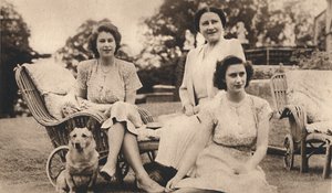 Hendes Majestæt Dronningen med de Kongelige Prinsesser, c1950. af Lisa Sheridan
