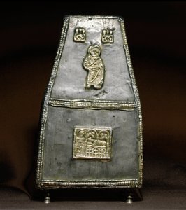 Middelalderens arkæologi (middelalderen). Barbarian Art of Lombardy: Sølvæske til at modtage relikvier (relikvieskrin). Lombard kunst, 8. - 9. århundrede. Penge. Cividale del Friuli, Chretien Museum, katedralens skat