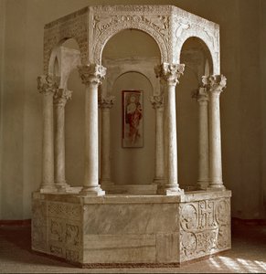 Middelalderens arkæologi (middelalderen). Barbarisk kunst i Lombardiet: dåbskilde (baptistere) af patriark Callisto i ottekantet form sammensat af en bue ved side og korintiske søjler. Arkitektur 730-740. Lombard kunst, 8. århundrede. Kalksten. Han
