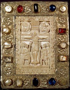 Middelalderens arkæologi (middelalderen). Barbarisk kunst i Lombardiet: Hertug Orsos fred. Elfenbensdelen repræsenterer Kristus korsfæstet omgivet af Jomfruen, Sankt Longin Centurion (eller Longinus) og Sankt Johannes. Lombard kunst fra det 9. århundrede. 