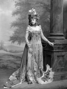 Fru Algernon Bourke 1870-1967, født Guendoline Irene Emily Sloane-Stanley..., 1897. af London . Photo studio Lafayette