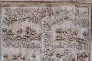 Naama lærer barnet at læse og Tubal-kain slår klokker med hammer; Enos, søn af Seth tegner med kompas, Stories of Genesis, bas-relieffer af Lorenzo Maitani (før 1275-1330), første søjle, lateral facade af Orvieto-katedralen, Umbrien, Italien