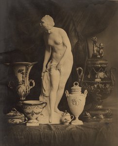 Stilleben med statuette og vaser af Louis-Rémy Robert