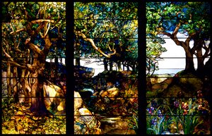 Et skovklædt landskab i tre paneler, ca. 1905 (glas, kobberfolie, bly og træ) af Louis Comfort Tiffany