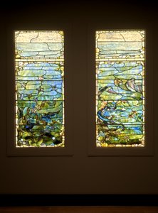 Vindue med Søstjerne ("Forår") og Vindue med Søanemone ("Sommer"), ca. 1885-1895 (glas, bly, jern og træramme (original)) af Louis Comfort Tiffany