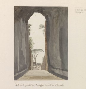 Uitgang van grot Crypta Neapolitana (af Grotta di Posillipo) langs de kyst af Pozzuoli Udgang fra Pausilype-hulen nær Pozzuoli (titel på objektet) Rejser i Italien, Sicilien og Malta - 1778 (serietitel)