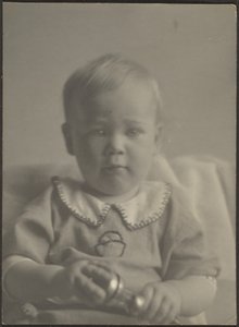 Baby med en sølvrangle