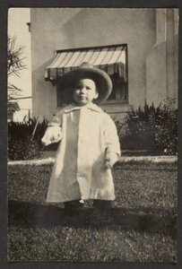 [Baby i stor hat] af Louis Fleckenstein