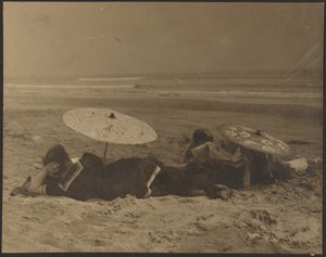 [Strandscene med papirparaplyer] af Louis Fleckenstein