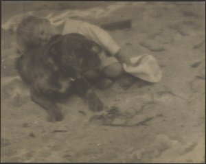 [Dreng hviler på hund] af Louis Fleckenstein